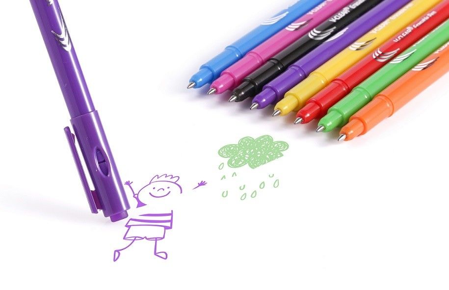 کودکانی که می نویسند ، قلم های ژل قابل پاک کردن را با اصطکاک ترسیم می کنند